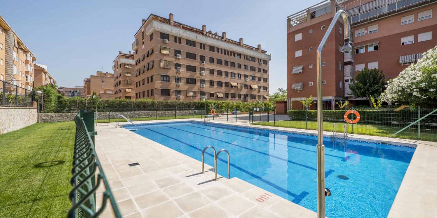 Piscina comunitaria en comunidad de vecinos